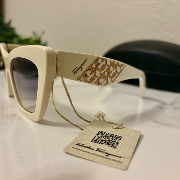 NEW Salvatore Ferragamo SF 1081SE 103 Ivory Sunglasses with Blue Gradient Lenses - Picture 2 of 9